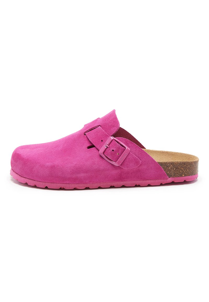 Sabot en daim rose avec une large sangle et une boucle réglable. Semelle en liège et semelle en caoutchouc texturé. Fini lisse sans motifs visibles.