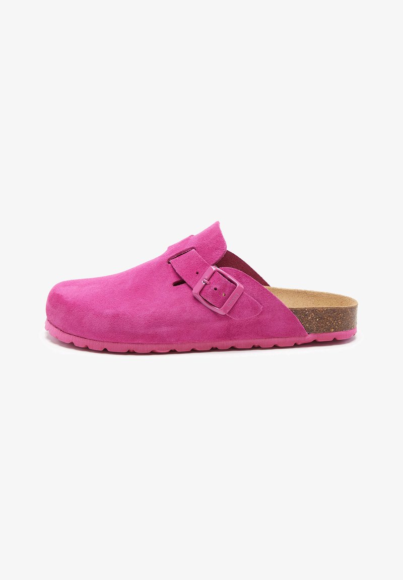 Sabot en daim rose avec une large sangle et une boucle réglable. Semelle en liège et semelle en caoutchouc texturé. Fini lisse sans motifs visibles.