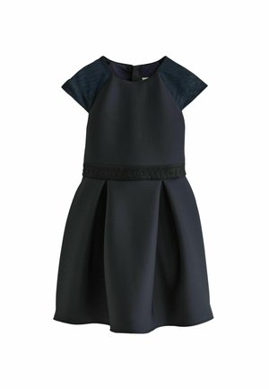 Marineblaues Kleid mit Kappärmeln und einem plissierten Rock. Verfügt über Spitzenakzente an den Schultern und einen strukturierten Bund mit eingeprägtem "BAKER".