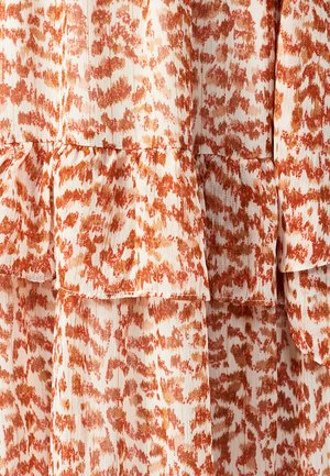 Krāšņs kleita ar baltu pamatni, kurā ir abstrahēts raksts oranžos un bēšos toņos. Viegls, teksturēts audums ar daudzslāņu dizainu.