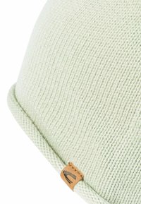 Breipet in lichtgroen met een textuurpatroon. Bevat een leren label met een logo-accent aan de zijkant en een omgeslagen rand.