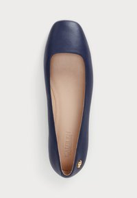 Ballet flat em couro azul-marinho com bico quadrado e laterais abertas. Apresenta um detalhe em logotipo dourado e um forro interior suave.