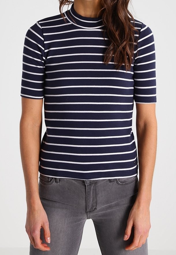 Niebiesko-biała bluzka z krótkim rękawem w paski, z wysokim dekoltem, wykonana z elastycznego materiału, ściśle przylegająca do ciała.