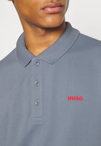 HUGO DONOS - Polo - bright blue