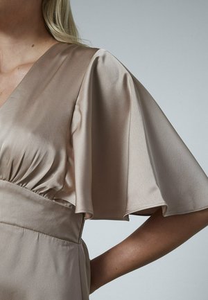 Satin kjole med V-hals og flydende korte ærmer. Har en sammenfoldet talje og en glat tekstur i en lyse beige farve.