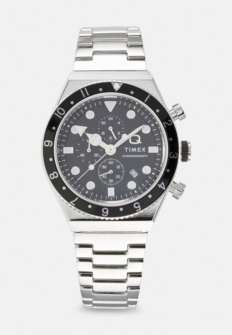 Orologio cronografo Timex con quadrante nero, cinturino in acciaio inossidabile argentato, cassa rotonda, marcatori delle ore prominenti e indicazione della data a ore 6.