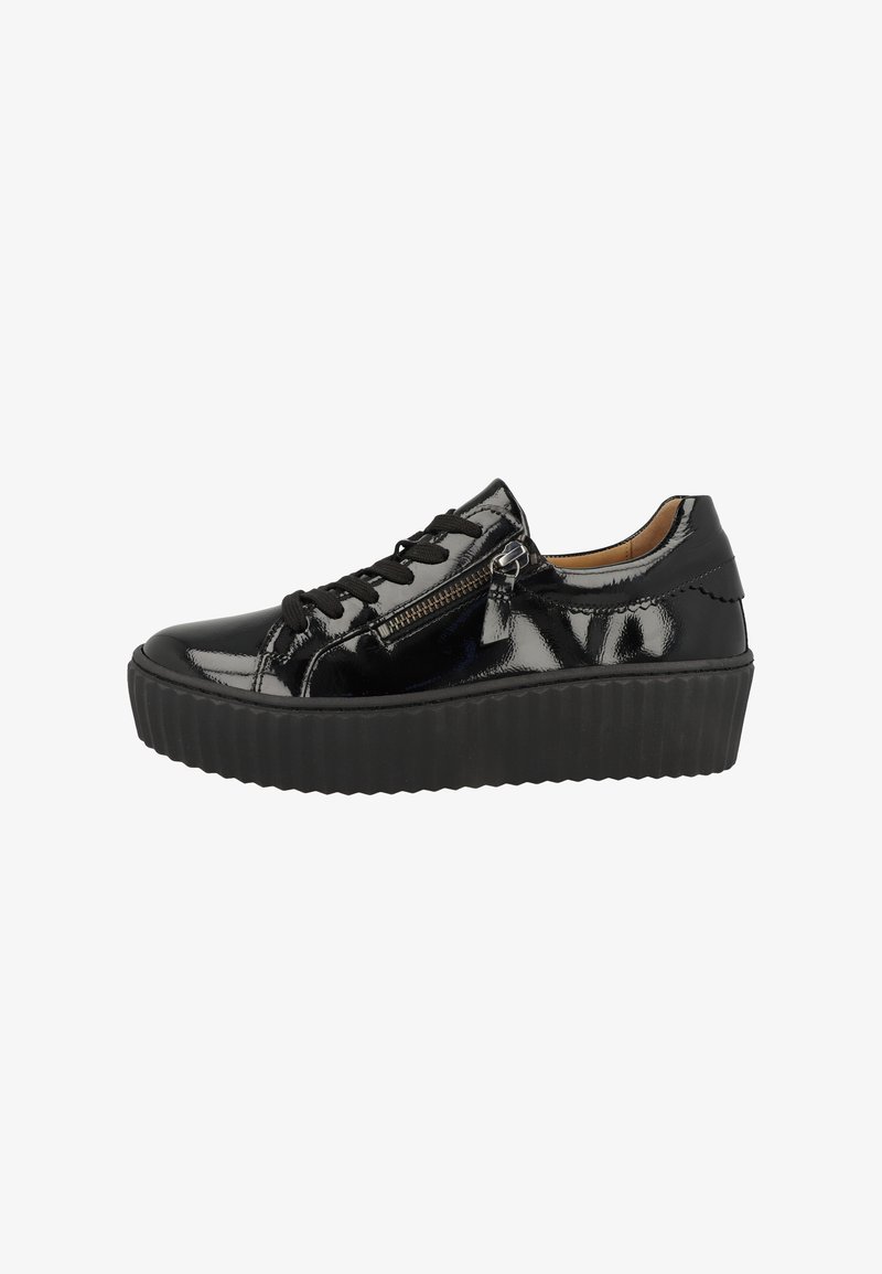 Zapatilla de charol negro con cierre de cordones y cremallera lateral. Suela de plataforma con textura estriada, puntera redondeada y acabado suave.