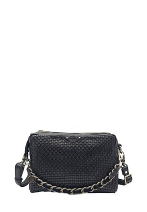 Sac en cuir tissé noir avec une bandoulière en chaîne argentée, fermeture zippée et petite étiquette métallique ronde sur le côté.