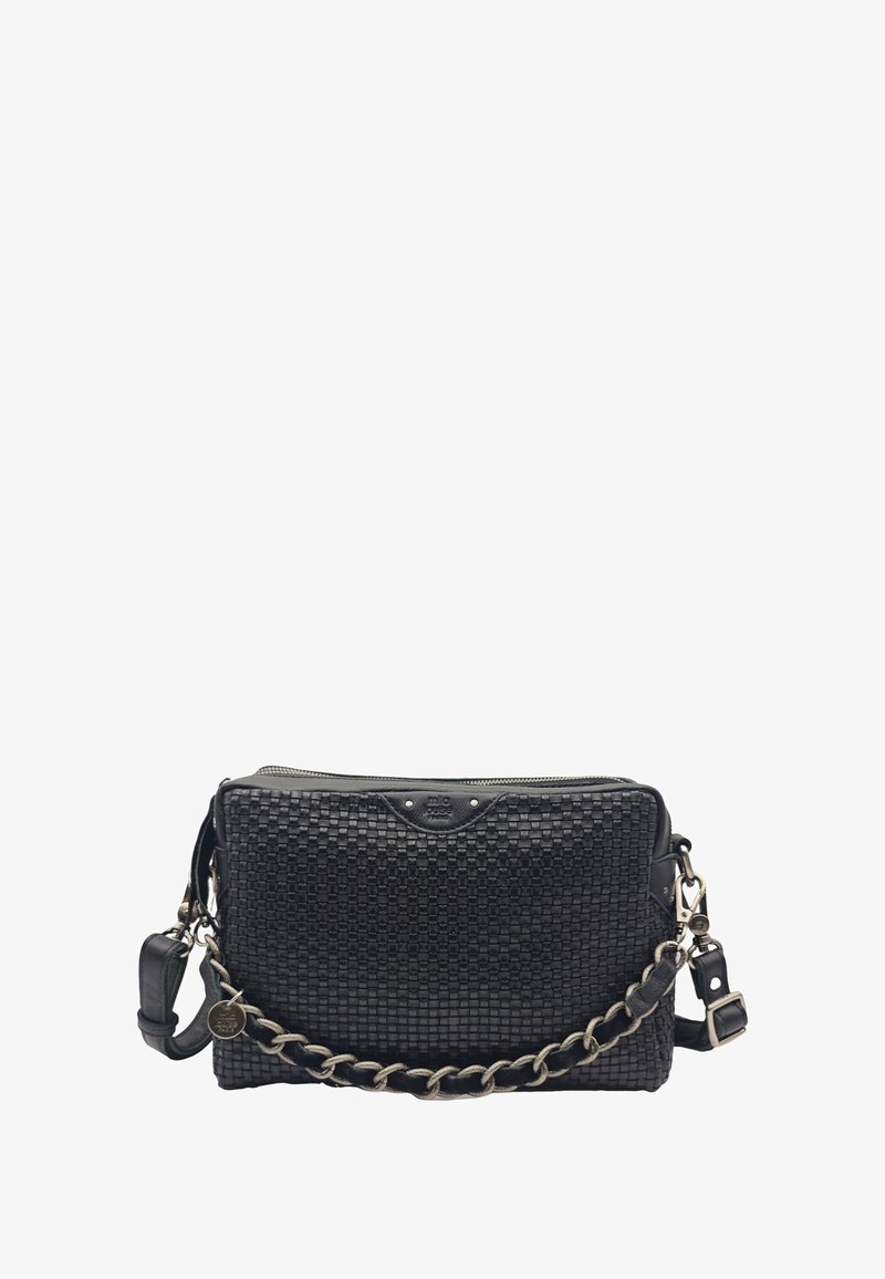 Sac en cuir tissé noir avec une bandoulière en chaîne argentée, fermeture zippée et petite étiquette métallique ronde sur le côté.