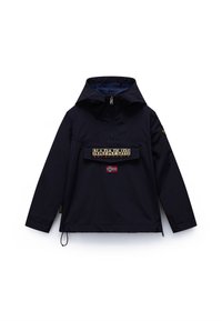 Μπλε ναυτικό αδιάβροχο μπουφάν με μπροστινή τσέπη, φερμουάρ και ελαστικές μανσέτες. Διαθέτει λογότυπο και λεπτομέρεια με τη σημαία της Νορβηγίας στην τσέπη.