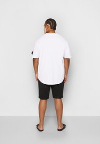 Calvin Klein Jeans MONOLOGO BADGE TEE - T-shirt basic - bright white