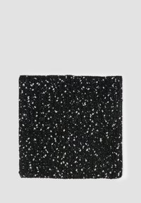 Tissu noir texturé avec des taches blanches, forme carrée, finition douce et motif à côtes dans tout le tissu. Convient à divers usages décoratifs.