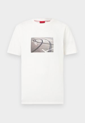 Bela majica s kratkimi rokavi, na sredini potisk, ki prikazuje črne sledi pnevmatik na asfaltu z belimi cestnimi označbami.