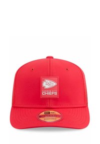 Rote Kappe mit flacher Krempe, ausgestattet mit einem quadratischen Patch mit "Kansas City Chiefs" und Logo. Anpassbare Passform mit glatter Textur.