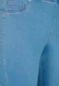 Zizzi MIT HOHER TAILLE - Vaqueros pitillo - light blue
