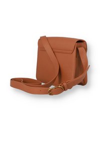 Brun læder crossbody taske med en struktureret overflade, som har en justerbar rem og en rektangulær form med klaplukning.