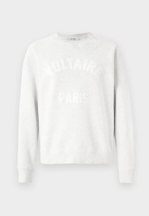 Lys grå crewneck genser med lange ermer, med hevet hvit tekst "VOLTAIRE" buet over "PARIS" på framsiden.