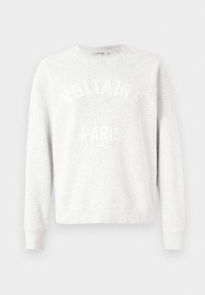 Svetlo šedý crewneck sveter s dlhými rukávmi, s vystúpeným bielym textom "VOLTAIRE" zakriveným nad "PARÍŽ" na prednej strane.