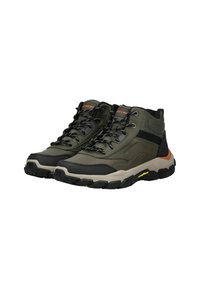 Botas de senderismo de color verde oscuro con acentos negros, parte superior texturizada, diseño de caña alta, puntera reforzada y detalle de logo naranja en contraste.