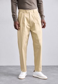 Essential Collective Pantalon classique - camel