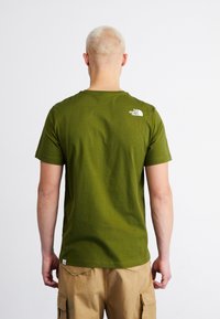 The North Face BERKELEY CALIFORNIA POCKET TEE - Marškinėliai su spaudiniu - forest olive