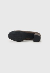 Scarpa con tacco alto in suede marrone, con suola in gomma nera textured e tacco a blocco. La scarpa presenta una punta arrotondata e una finitura liscia.
