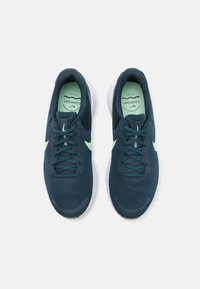 Nike Performance REVOLUTION 7 - Chaussures de running sur route - armory navy/vapor green/photon dust/jade horizon/white
