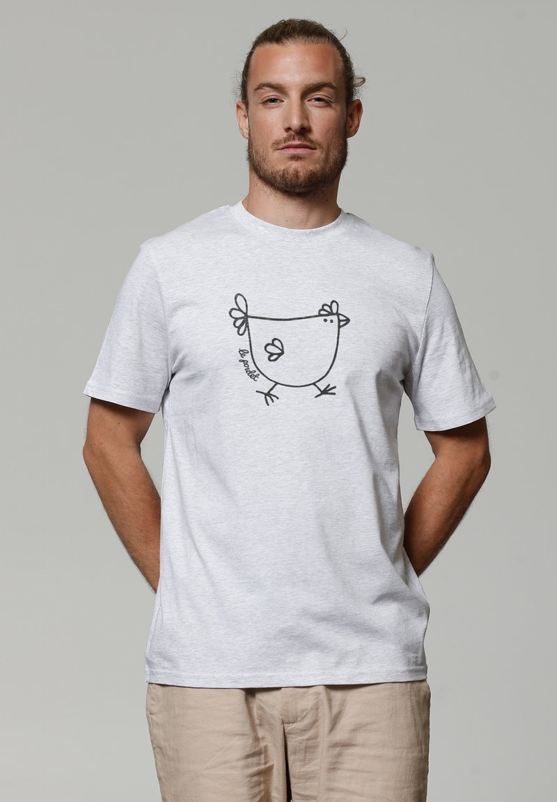 Helles graues T-Shirt mit kurzen Ärmeln, das auf der Vorderseite eine schwarze Linienzeichnung eines Huhns zeigt. Aus weichem, atmungsaktivem Stoff hergestellt.