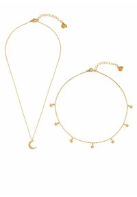 Złote naszyjniki z zawieszką w kształcie półksiężyca i wzorem z akcentami w postaci gwiazd, oba z regulowanymi łańcuszkami dla dostosowanego dopasowania.