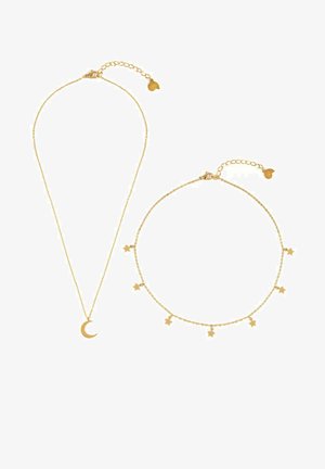 Złote naszyjniki z zawieszką w kształcie półksiężyca i wzorem z akcentami w postaci gwiazd, oba z regulowanymi łańcuszkami dla dostosowanego dopasowania.