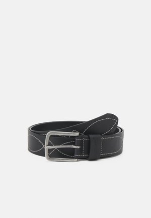 Ceinture en cuir noir avec coutures décoratives blanches et boucle rectangulaire en métal argenté, enroulée sur un fond gris clair.