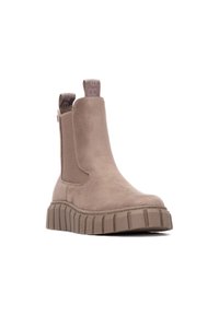 Stivaletto in suede beige con pannelli laterali elasticizzati, suola in gomma seghettata e linguette testurizzate. Design leggero adatto per un uso informale.