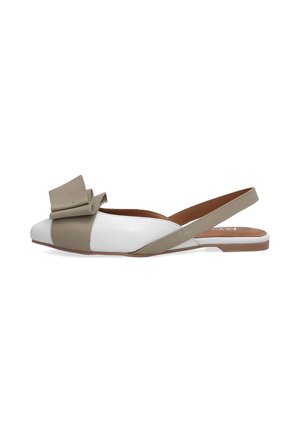 Slingback baleríny s bílým a olivově zeleným koženým designem; mají velký mašlový akcent a plochou podrážku pro pohodlné nošení.