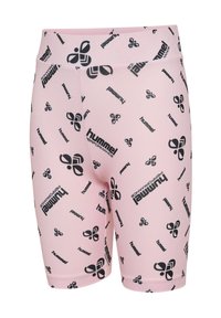 Roze fitted shorts van rekbaar materiaal, met een herhaald zwart logo-patroon overal. De tailleband is eveneens zwart en gebrandmerkt.