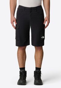 Zwarte cargoshorts met meerdere zakken, gemaakt van duurzaam materiaal. Kenmerken zijn een knoopsluiting en een logo op de zijkant.
