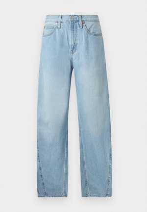 Jeans de denim azul claro com um design de perna reta, cinco bolsos e fecho de zip. Apresentam costura visível e detalhes em metal.