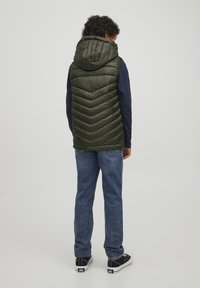 Jack & Jones Junior JJEHERO BODYWARMER HOOD  - Veste - rosin