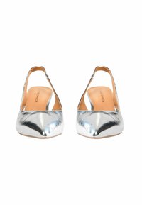 Strieborné metalické sandále na opätku so špičatou špičkou a hladkou textúrou. Majú zakrivený výrez a mäkkú, béžovú stielku.