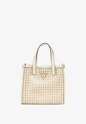 Sac à main tissé beige avec des accents en cuir lisse, deux courtes poignées et un logo en métal triangulaire à l'avant. Les côtés sont cousus.