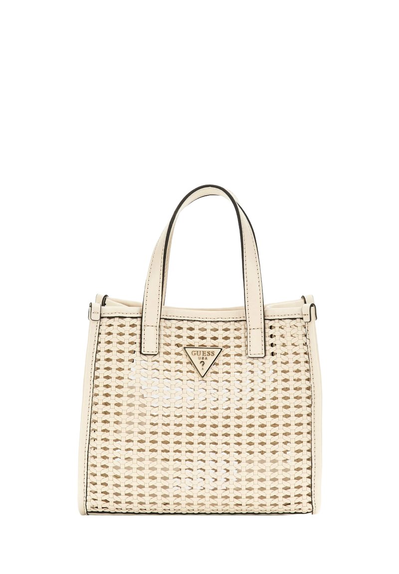 Borsa a tracolla beige intrecciata con accenti in pelle liscia, due manici corti e un logo metallico triangolare sul davanti. I lati sono cuciti.