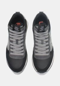 Sneaker neri e grigi con una texture liscia, dotati di lacci grigi, un logo sulla linguetta e un design high-top che offre supporto.