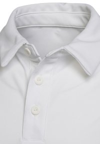 Biała koszulka polo z klasycznym kołnierzykiem, trzema plastikowymi guzikami i gładką teksturą materiału. Czysty design bez wzorów czy dodatków.