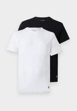 Dos camisetas básicas de algodón con cuello redondo, una blanca y una negra, cada una con un pequeño bolsillo en el pecho y un logo amarillo en el dobladillo.
