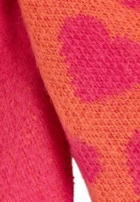 Bufanda de mezcla de lana texturizada que presenta un diseño en degradado con vibrantes colores rosa y naranja, destacando fibras suaves y formas contrastantes.