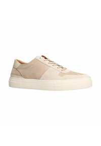 Beige Wildleder-Sneaker mit einer glatten Lederferse und tonalem Nähen. Mit einer durchbrochenen Zehenkappe und einer dicken weißen Gummisohle.