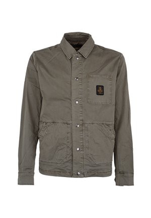 Giacca verde oliva con bottoni, colletto, due tasche inferiori e una tasca sul petto con una piccola toppa ricamata nera e gialla.