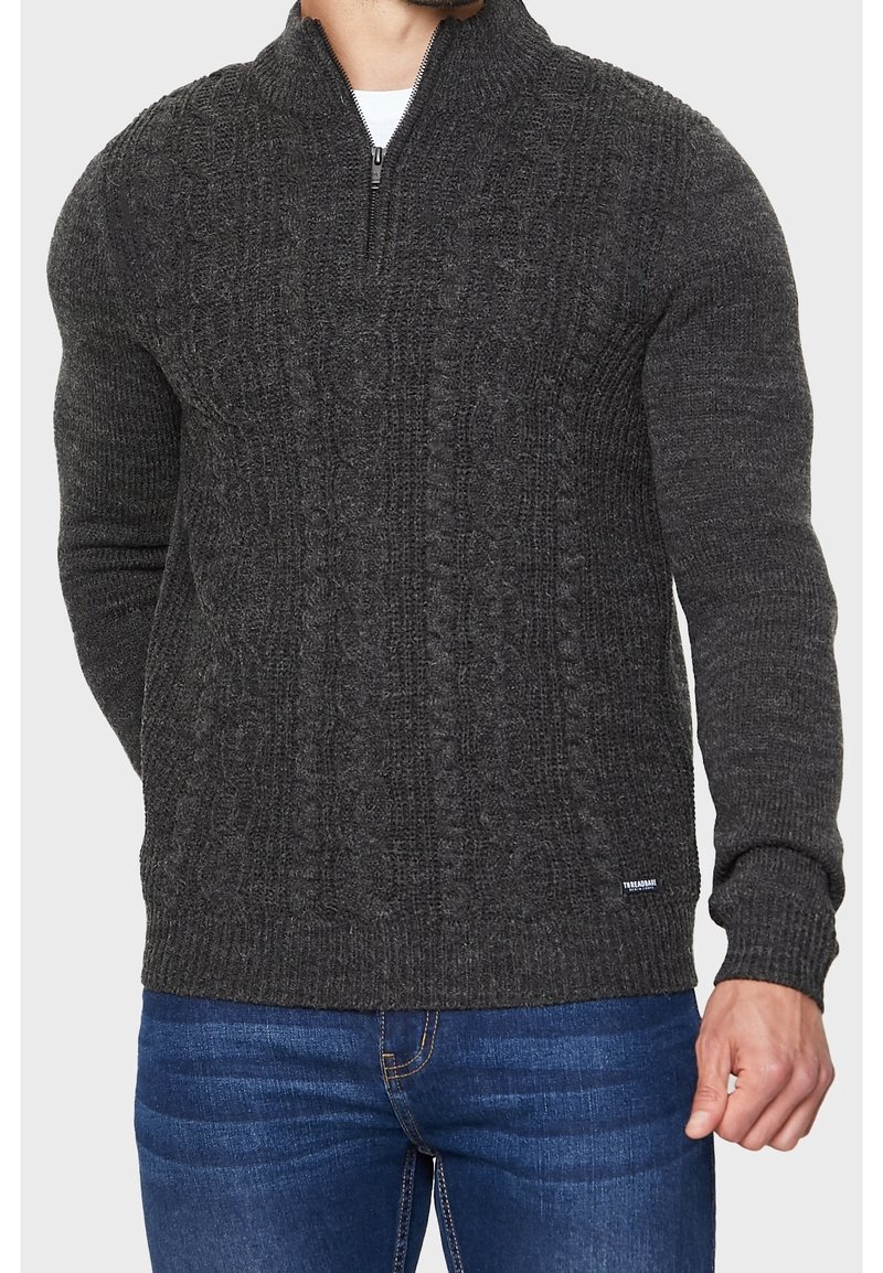 Maglione lavorato a maglia grigio scuro con colletto alto e zip a metà, caratterizzato da un motivo a onde testurizzate e polsini a costine. Logo bianco in basso a sinistra.
