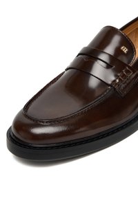 Rudi odiniai laisvalaikio bateliai su blizgia apdaila, viršutinėje dalyje su juosta, dekoratyvinėmis siūlėmis ir juodu guminiu padu.