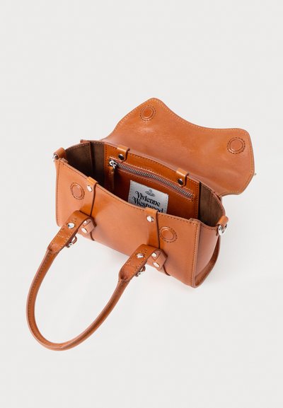 Borsa a tracolla in pelle tan aperta con due manici, che mostra una tasca interna con zip e l'etichetta di Vivienne Westwood all'interno.