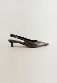 Chaussure slingback à bout pointu en marron foncé avec un motif en peau de serpent, dotée d'un petit talon et d'une sangle noire avec un détail de quincaillerie ronde.